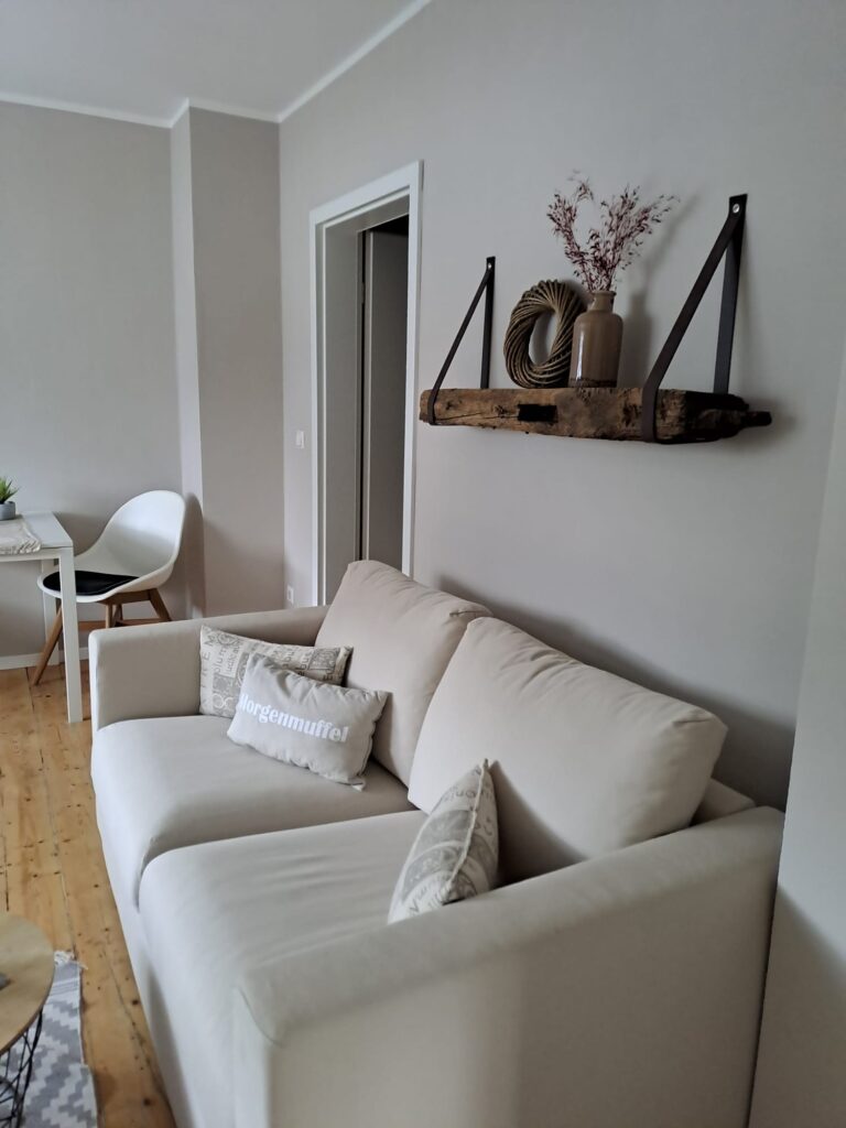 Apartment mit ca. 48qm.  Wohnküche Schlafzimmer Bad mit Dusche und Badewanne Abstellraum - Bild 3