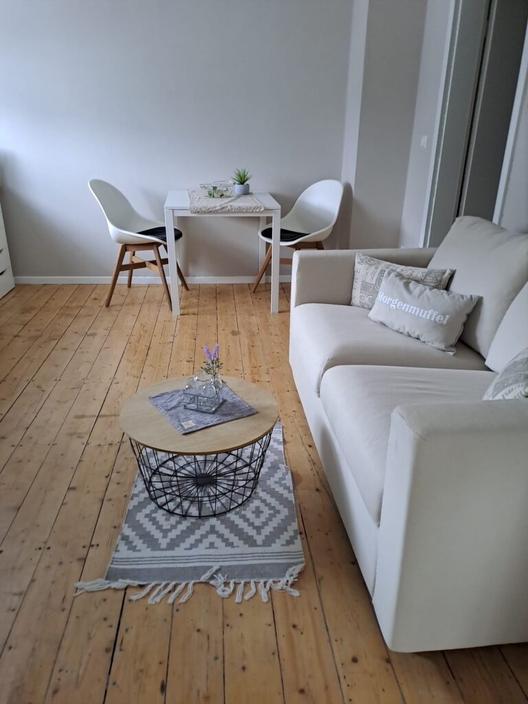 Apartment mit ca. 48qm. Wohnküche Schlafzimmer Bad mit Dusche und Badewanne Abstellraum - Bild 4