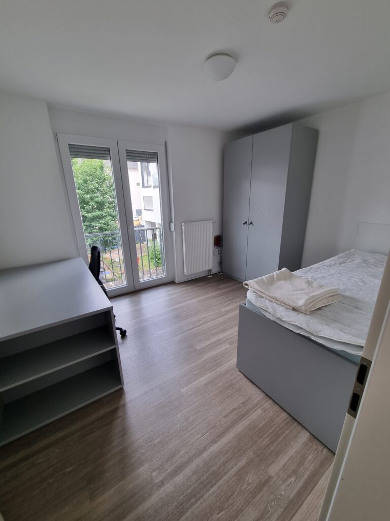 ab sofort – 3er WG – voll möbliert, 49 qm² - Bild 1