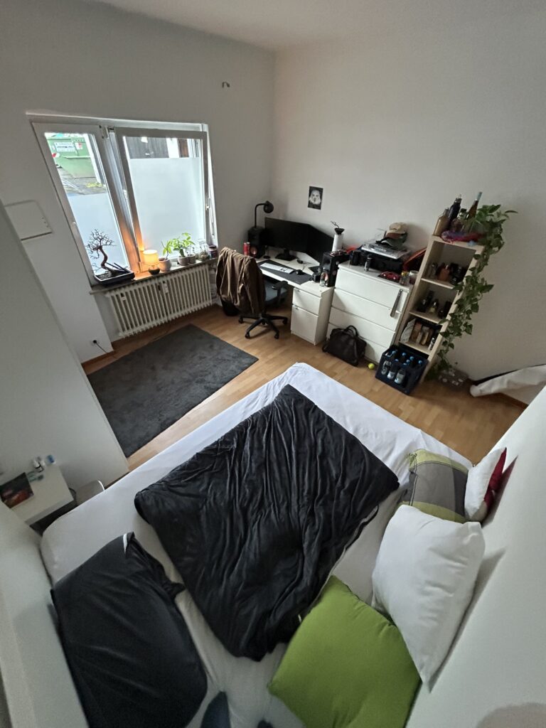 Fully Furnished Room only 20 seconds to WHU! - Bild 1