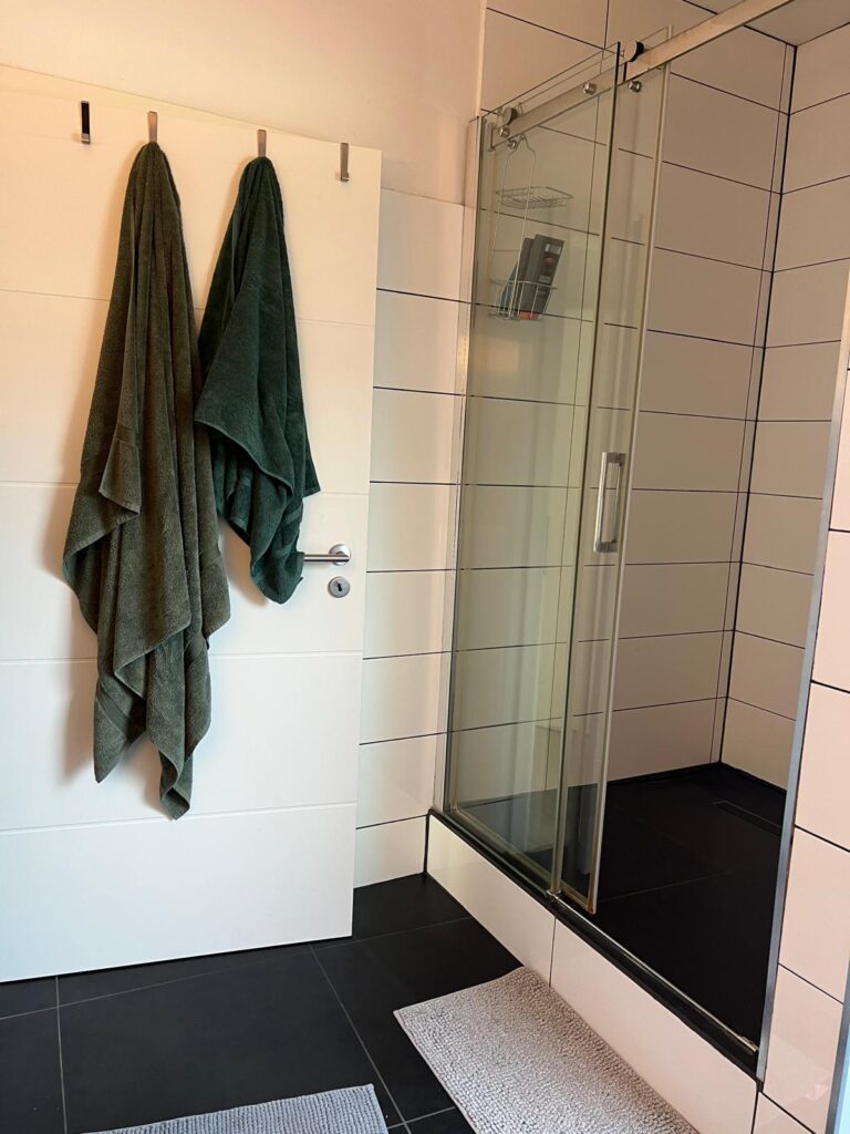 Vollständig möblierte und geräumige Wohnung für zwei Personen (Heerstr. 7)! - Bild 4