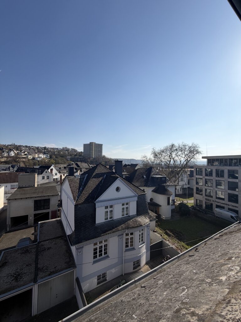 möbellierte 3-Zimmer Wohnung direkt neben der Uni (1 Minute) - Bild 1