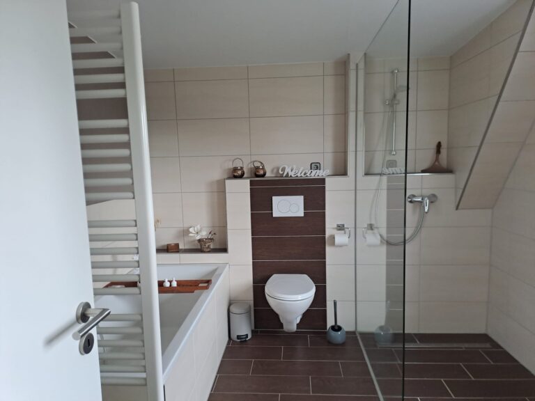 Apartment mit ca. 48qm. Wohnküche Schlafzimmer Bad mit Dusche und Badewanne Abstellraum - Bild 6