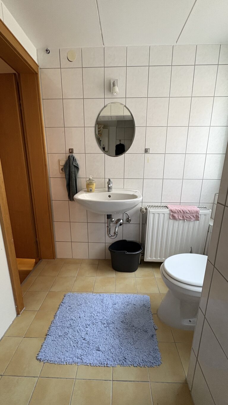 2-person flat with a large living room (1 min to WHU) - Bild 10
