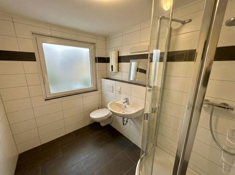 Erstbezug nach Sanierung: Modernes WG-Zimmer (15 m²) – Nur 2 Min. zur WHU! - Bild 3