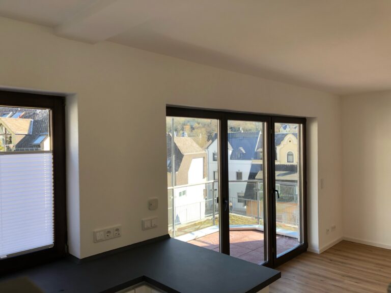 Helle 2,5 Zimmer Wohnung mit Balkon – Erstbezug nach Sanierung nahe WHU - Bild 1