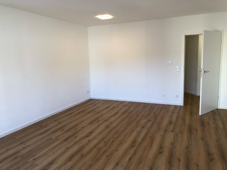 Helle 2,5 Zimmer Wohnung mit Balkon – Erstbezug nach Sanierung nahe WHU - Bild 2