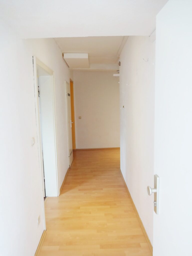 3-person shared apartment, 200 meters from campus, 105 sq m, $1,000 rent + $250 utilities + electricity - Bild 1