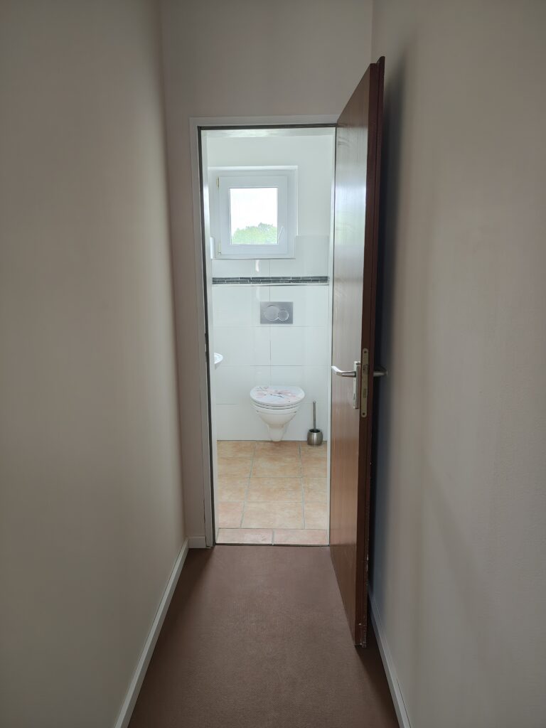 Helles möbliertes Zimmer in 3er WG mit 2 Bädern - Bild 7