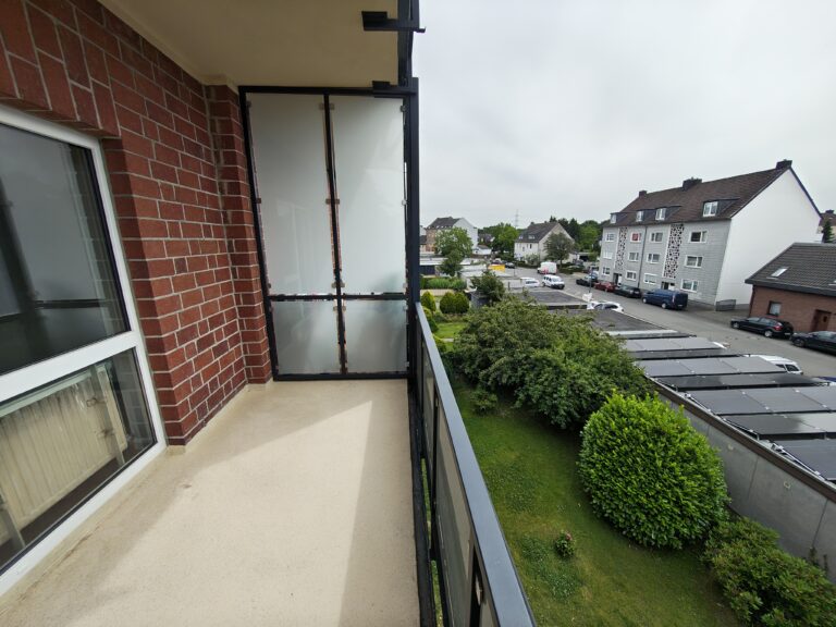 Helles möbliertes Zimmer in 3er WG mit 2 Bädern - Bild 3