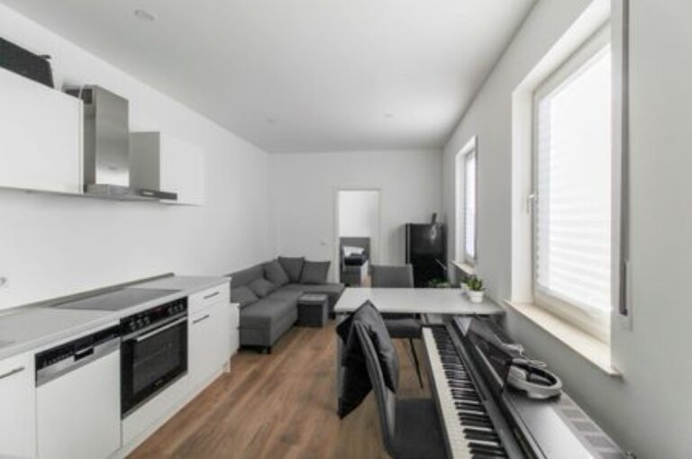 Furnished 1-Bedroom Apartment with seperate dining-/ livingsroom + kitchen/ 1 Minute from BP WHU / €650 incl. utilities / 40 sqm - Bild 4
