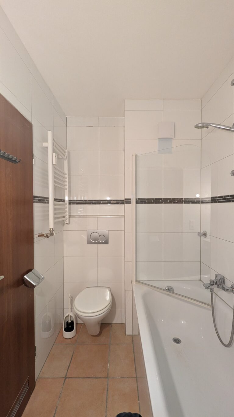 Helles möbliertes Zimmer in 3er WG mit 2 Bädern - Bild 8