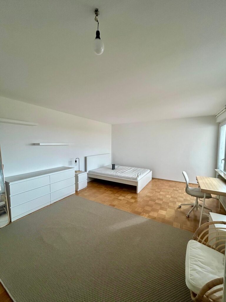Large Room with private Balcony in bright Shared Apartment near WHU - Bild 1