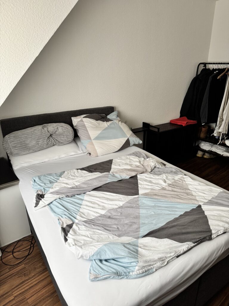 Bright 65 sqm Top-Floor Apartment | 30 sec to WHU | Available 01.07.25 - Bild 8