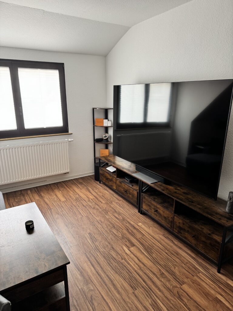 Bright 65 sqm Top-Floor Apartment | 30 sec to WHU | Available 01.07.25 - Bild 1