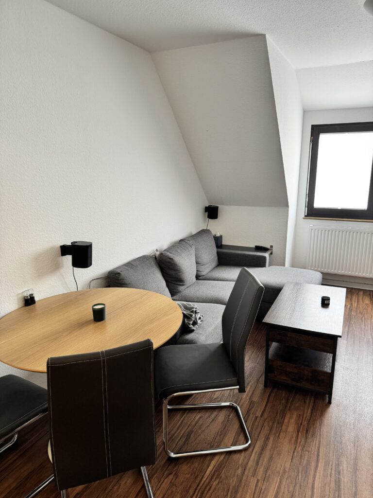 Bright 65 sqm Top-Floor Apartment | 30 sec to WHU | Available 01.07.25 - Bild 4