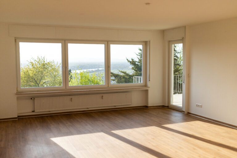 Attractive 3-room apartment with a balcony, perfect for shared living, in Vallendar’s “Gartenstadt” neighborhood, with the Rhine Valley at your feet—available starting August 1, 2026! - Bild 1