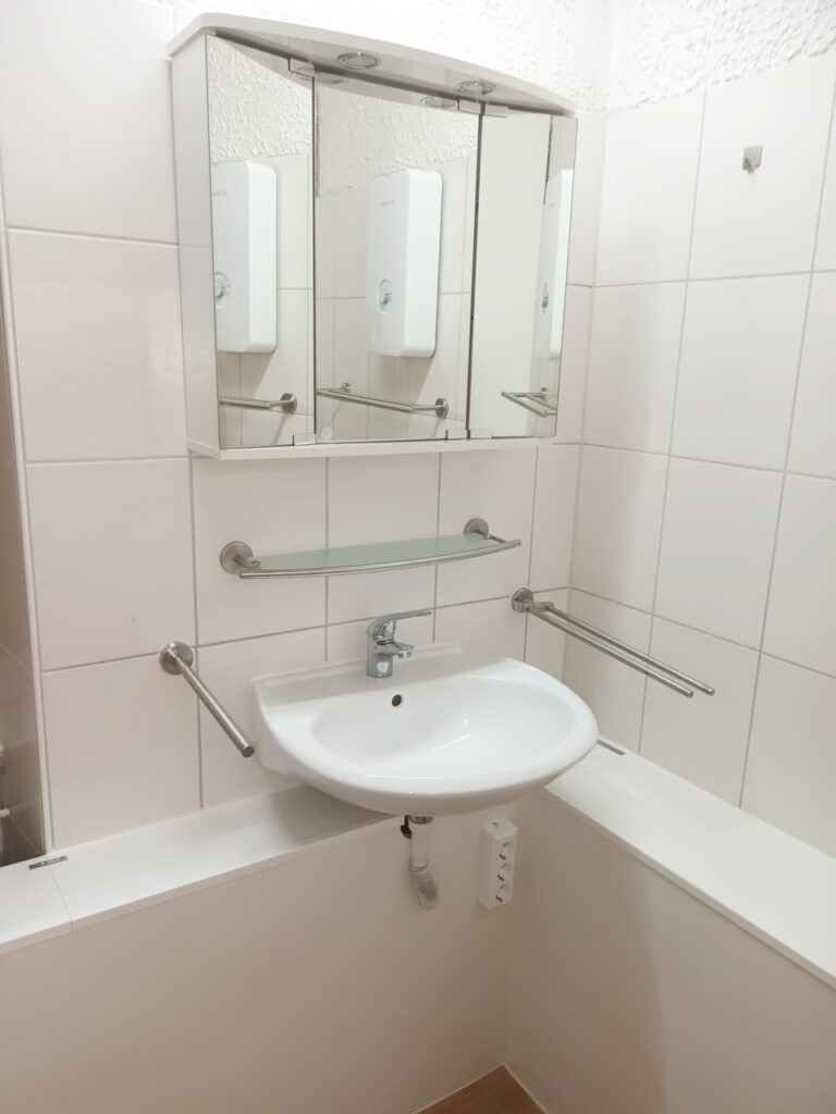 3-person shared apartment, 200 meters from campus, 105 square meters, 1,000 KM + 250 NK + electricity - Bild 2