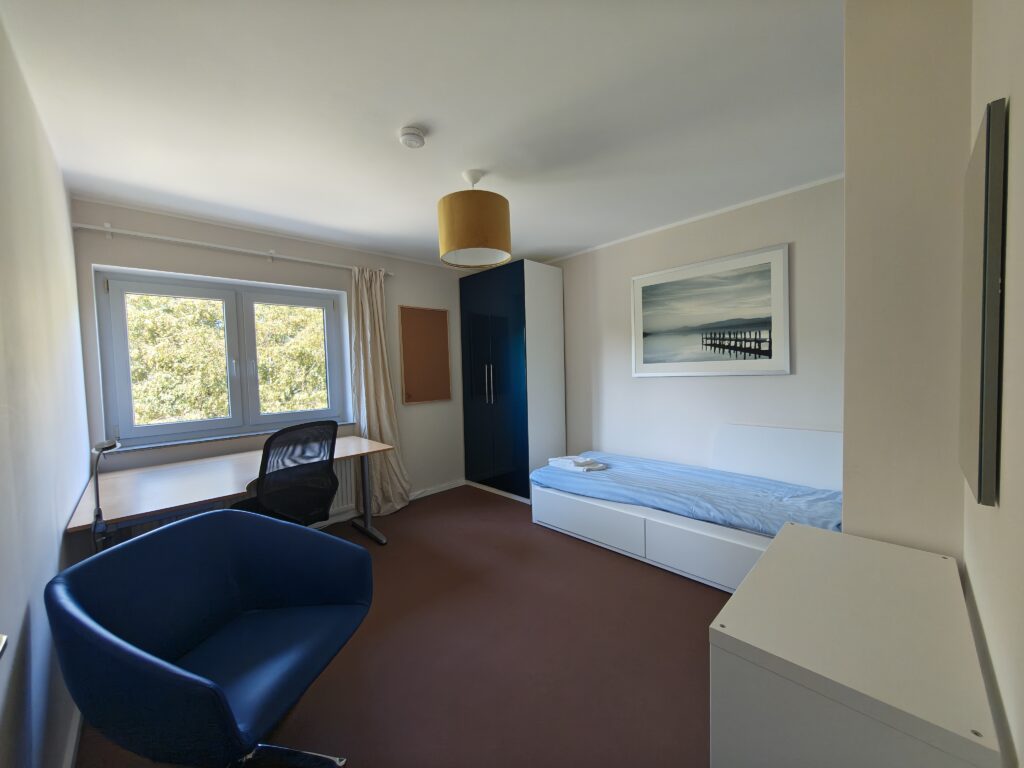 Bright, furnished room in a 3-person shared apartment with 2 bathrooms
