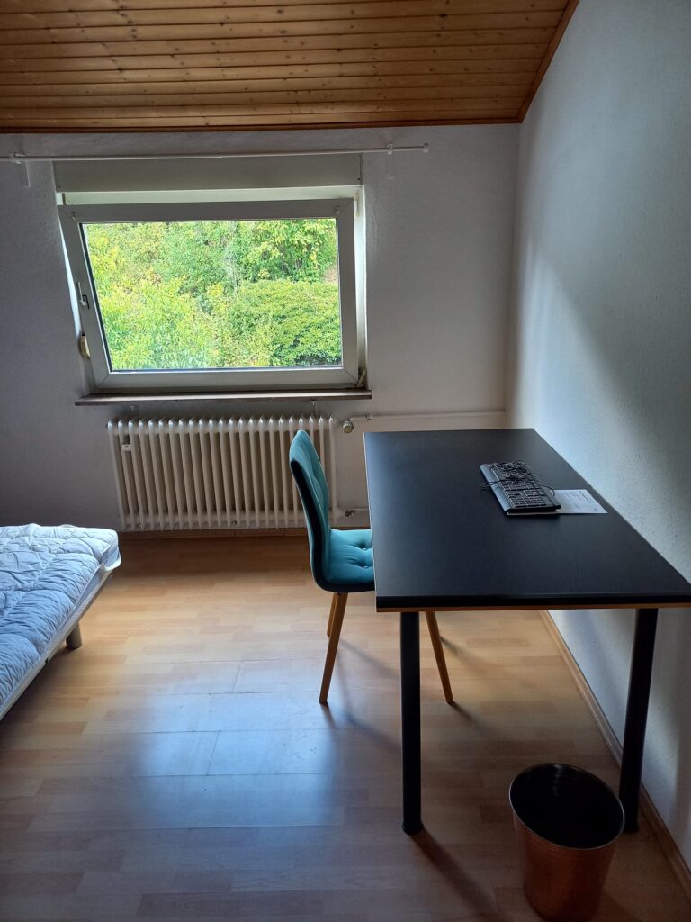 Möblierte 75qm Nichtraucher Dachgeschoss-Wohnung Nähe WHU - Bild 8