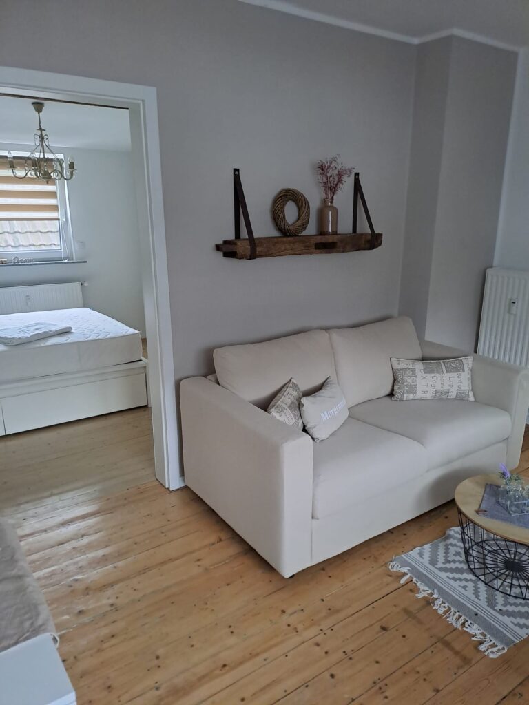 Apartment ca.48qm Wohnküche Schlafzimmer Bad mit Dusche & Badewanne Abstellraum Parkplatz - Bild 1