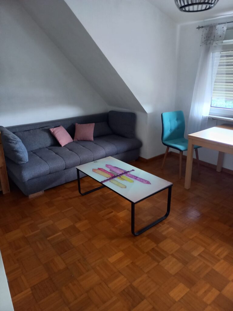 Möblierte 75qm Nichtraucher Dachgeschoss-Wohnung Nähe WHU - Bild 4