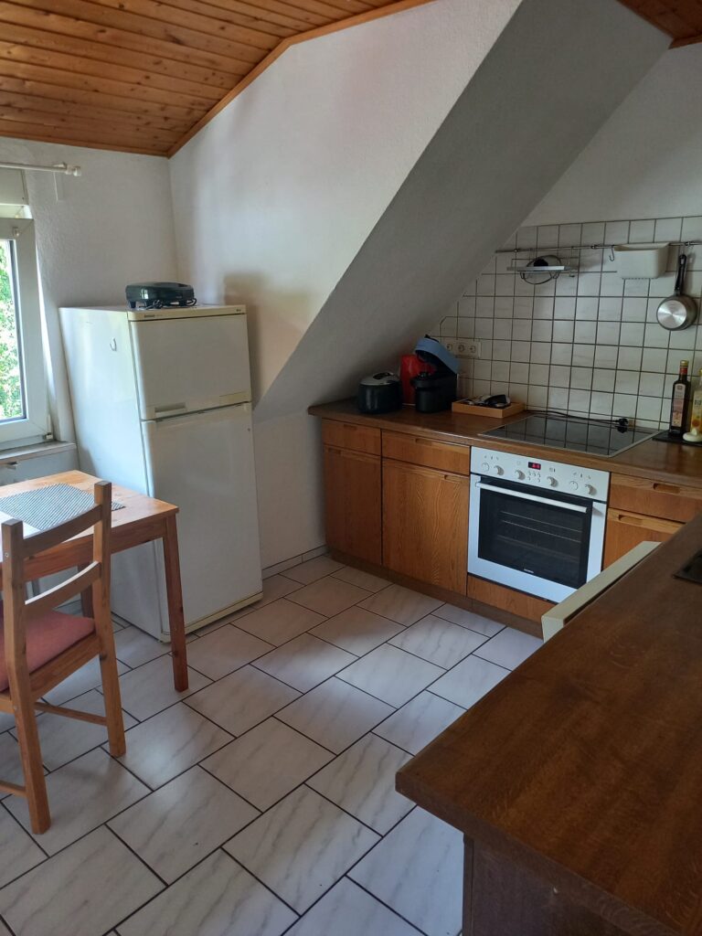 Möblierte 75qm Nichtraucher Dachgeschoss-Wohnung Nähe WHU - Bild 2