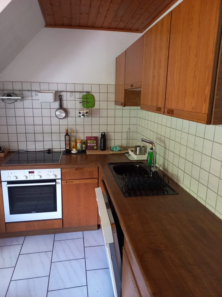 Möblierte 75qm Nichtraucher Dachgeschoss-Wohnung Nähe WHU - Bild 1
